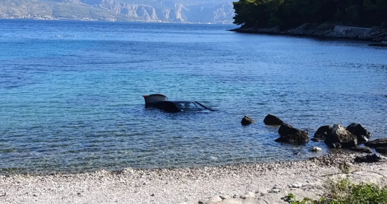 Mercedes u moru, Brač, divljao, udario pješaka/24 sata/