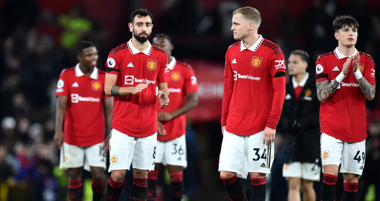 epa10379549 Bruno Fernandes (L) of Manchester United and teammates applaud fans after the English Premier League soccer match between Manchester United and Nottingham Forest in Manchester, Britain, 27 December 2022. EPA/Peter Powell EDITORIAL USE ONLY. No use with unauthorized audio, video, data, fixture lists, club/league logos or 'live' services. Online in-match use limited to 120 images, no video emulation. No use in betting, games or single club/league/player publications