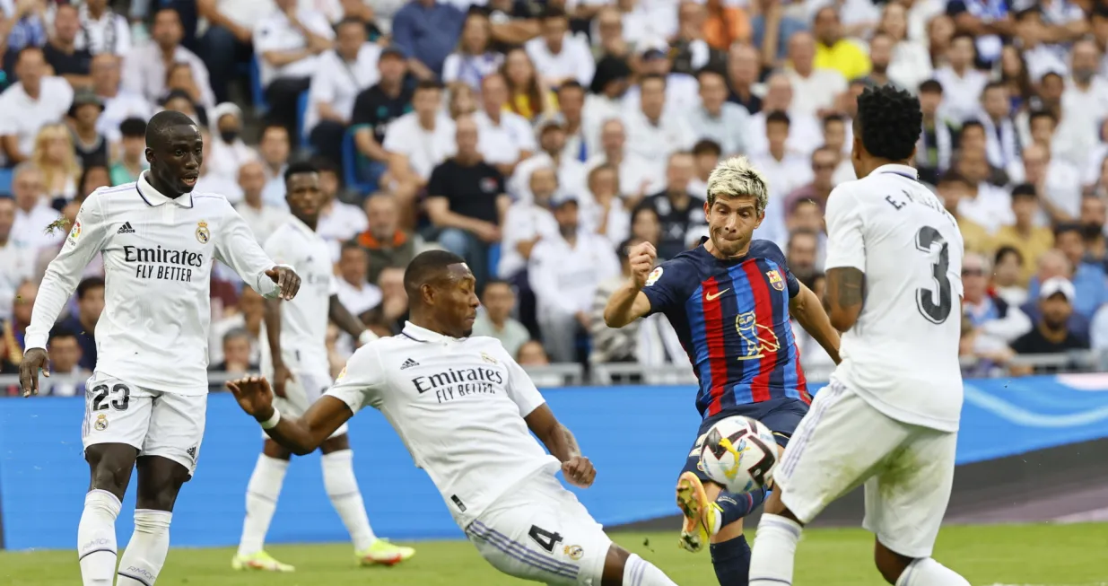 epa10247432 FC Barcelona's Sergi Roberto (2-R) in action against Real Madrid players Eder Militao (R) and David Alaba (C-L) during El Clasico, the Spanish LaLiga soccer match between Real Madrid and FC Barcelona in Madrid, Spain, 16 October 2022. EPA/Sergio Perez