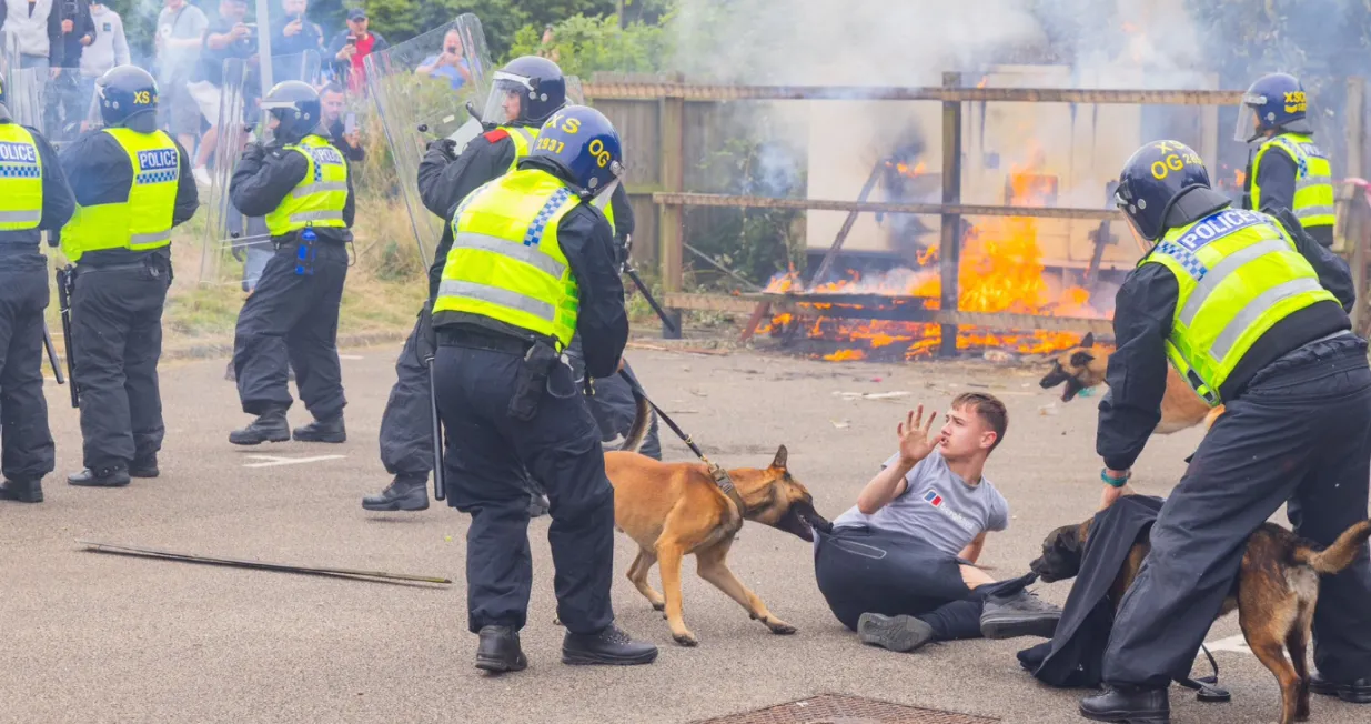 neredi engleska velika britanija X twitter/