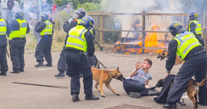 neredi engleska velika britanija X twitter/