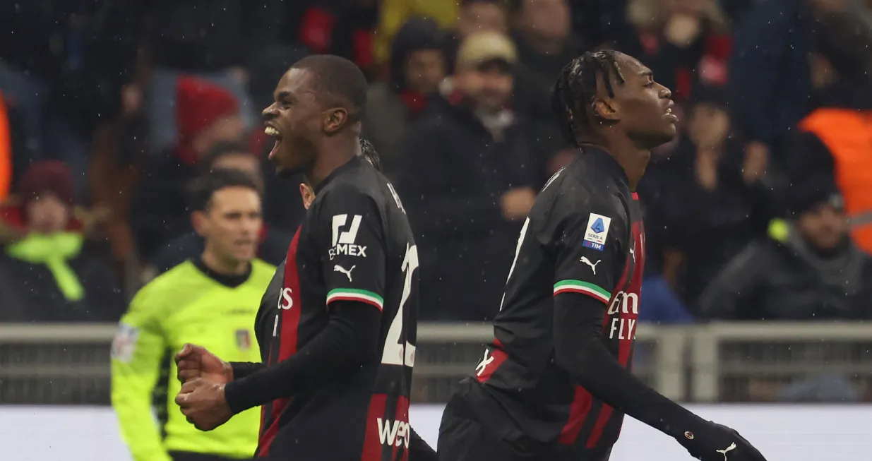 epa10396315 AC Milan's Pierre Kalulu (L) celebrates scoring the opening goal during the Italian Serie A soccer match between AC Milan and As Roma at Giuseppe Meazza stadium in Milan, Italy, 08 January 2023. EPA/MATTEO BAZZI