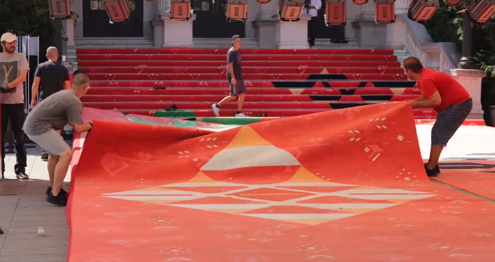 Sff postavljanje crvenog tepiha ispred narodnog pozori&scaron;ta/Senad Gubelić