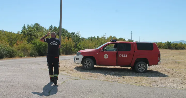 Helikopteri i dalje gase požar na granici općina Čitluk i Čapljina, koji prijeti naselju &Scaron;urmanci.Požarna linija dugačka je oko tri kilometra, a helikopteri oružanih snaga BiH dosad su napravili deset preleta nakon čega su se zaputili po gorivo.Zbog toga je Civilna za&scaron;tita Federacije BiH odlučila cisternu goriva iz Sarajeva poslati za Hercegovinu. (D. Omanovic - Anadolu Agency)/�