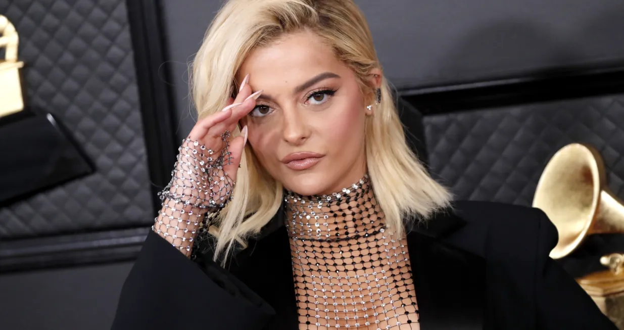 epa08168622 Bebe Rexha arrives for the 62nd Annual Grammy Awards ceremony at the Staples Center in Los Angeles, California, USA, 26 January 2020. EPA/ETIENNE LAURENT/Etienne Laurent