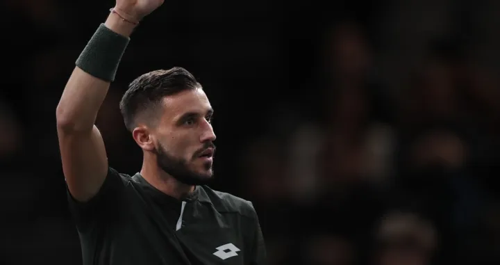 epa07956675 Damir Dzumhur of Bosnia Herzegovina reacts during his match against Benoit Paire of France at the Rolex Paris Masters tennis tournament in Paris, France, 28 October 2019. EPA-EFE/IAN LANGSDON