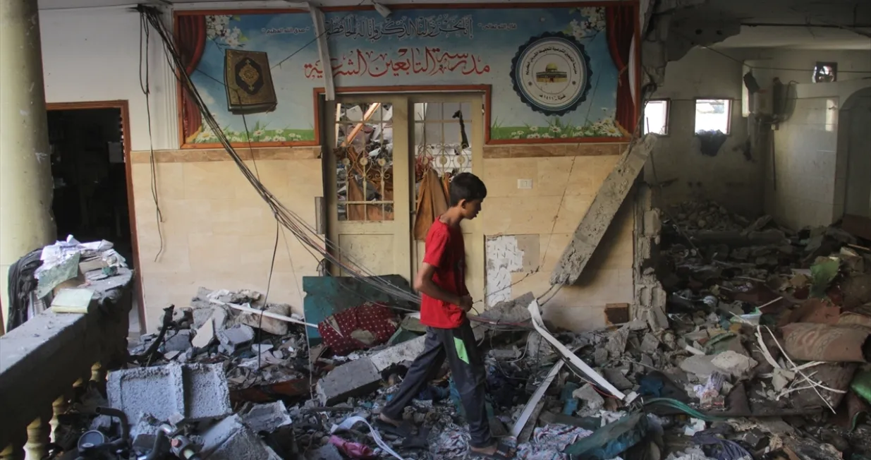 Najmanje 100 Palestinaca je ubijeno, a vi&scaron;e je ranjeno u zračnom napadu kojeg su izraelske snage izvele jutros na &scaron;kolu u kojoj su smje&scaron;teni raseljeni stanovnici u Gazi. Palestinska novinska agencija WAFA javlja da je izraelska vojska napala &scaron;kolu Al-Taba'een, u distriktu Al-Daraj na istoku Gaze/Anadolija