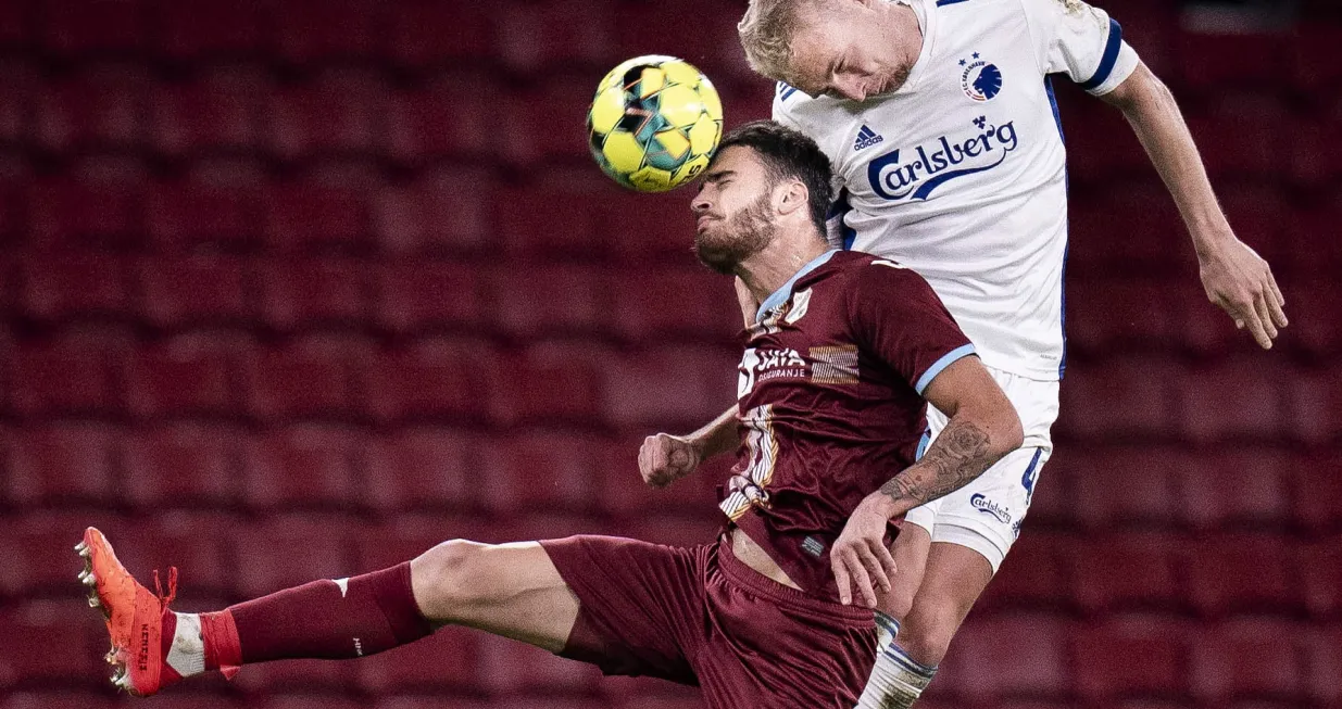 epaselect epa08713567 Copenhagen's Victor Nelsson (R) and HNK Rijeka's Sandro Kulenovic in action during the UEFA Europa League playoff match between FC Copenhagen and HNK Rijeka in Copenhagen, Denmark, 01 October 2020. EPA/LISELOTTE SABROE DENMARK OUT