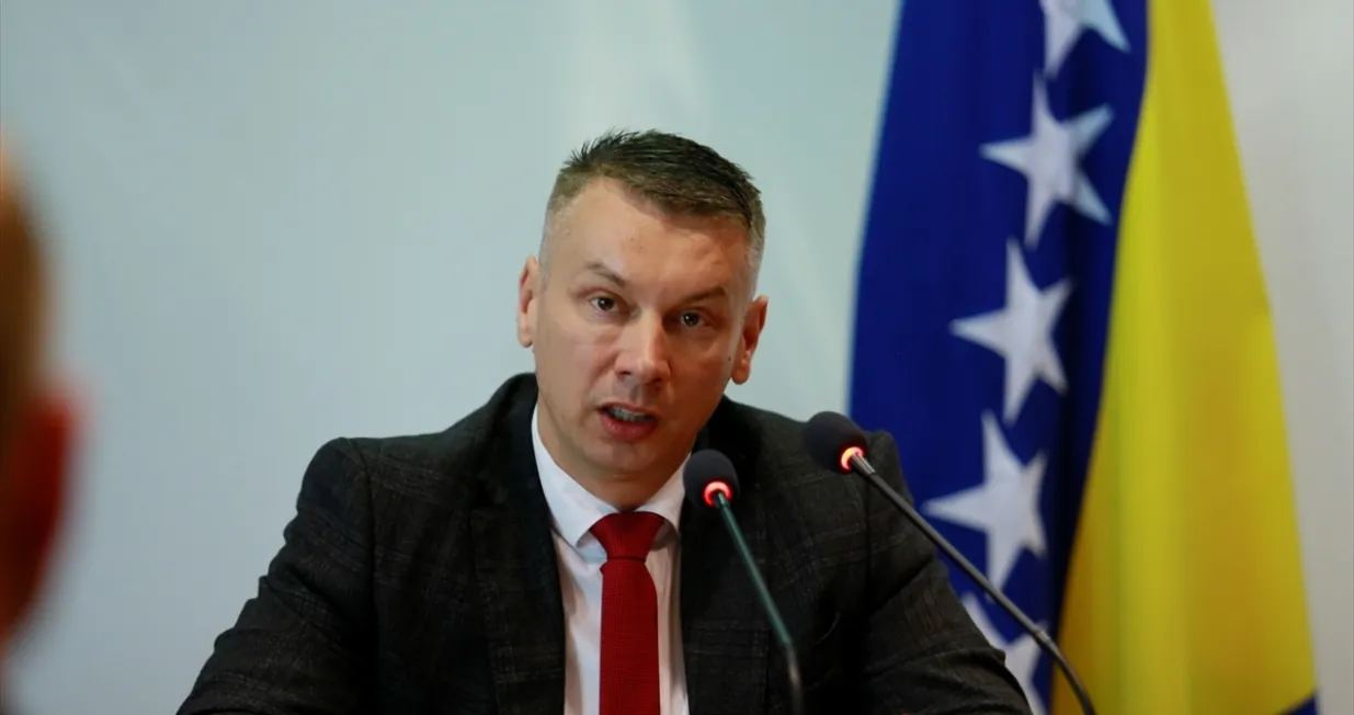 Vlasti Bosna i Hercegovina Kraljevine &Scaron;vedske potpisale su danas sporazum o provedbi projekta izgradnje viznog kapaciteta, koji će pomoći usklađivanju viznog procesa BiH sa pravnom tečevinom Evropske unije. U tom kontekstu u Sarajevu je danas održan sastanak na visokom nivou delegacija BiH i &Scaron;vedske. Sastanku u zgradi Parlamentarne sku&scaron;tine BiH prisustvovali su ministar sigurnosti Nenad Ne&scaron;ić, ministar vanjskih poslova Elmedin Konaković, ambasadorica &Scaron;vedske u BiH Helena Lagerlof i ambasador za migracije i povratak Ministarstva v poslova &Scaron;vedske Jorgen Lindstrom./Anadolija