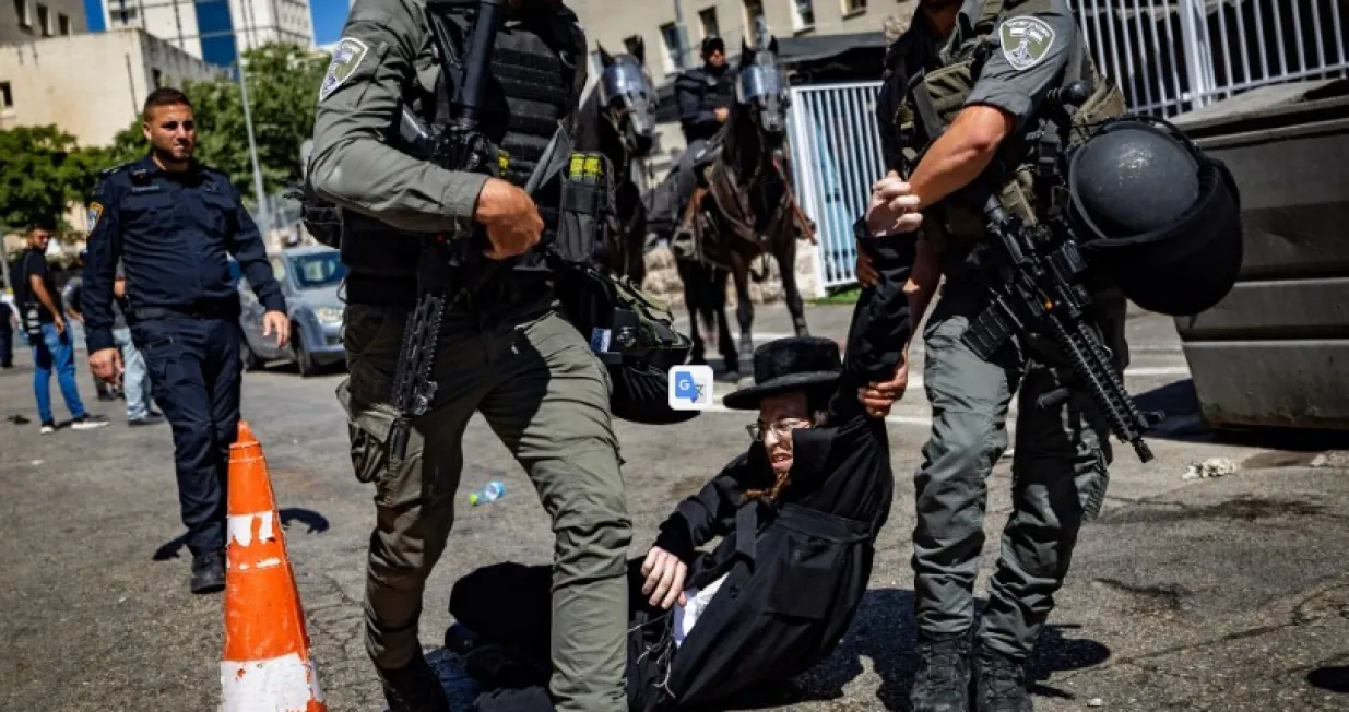 Ultraortodoksni (Haredi) Jevreji se sukobili sa izraelskom policijom u blizini Kancelarije za regrutaciju vojske u zapadnom Al-Qudsu (Jerusalemu)/Yonatan Sindel/flash90