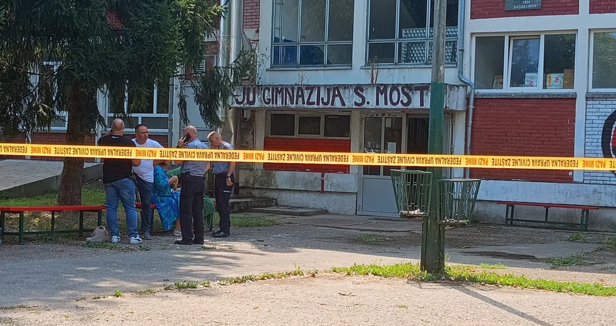 RTV "Sana" Sanski MostMASAKR U GIMNAZIJI SANSKi MOSTNaoružani uposlenik usmrtio direktora, profesoricu i sekretaricu &scaron;kole/