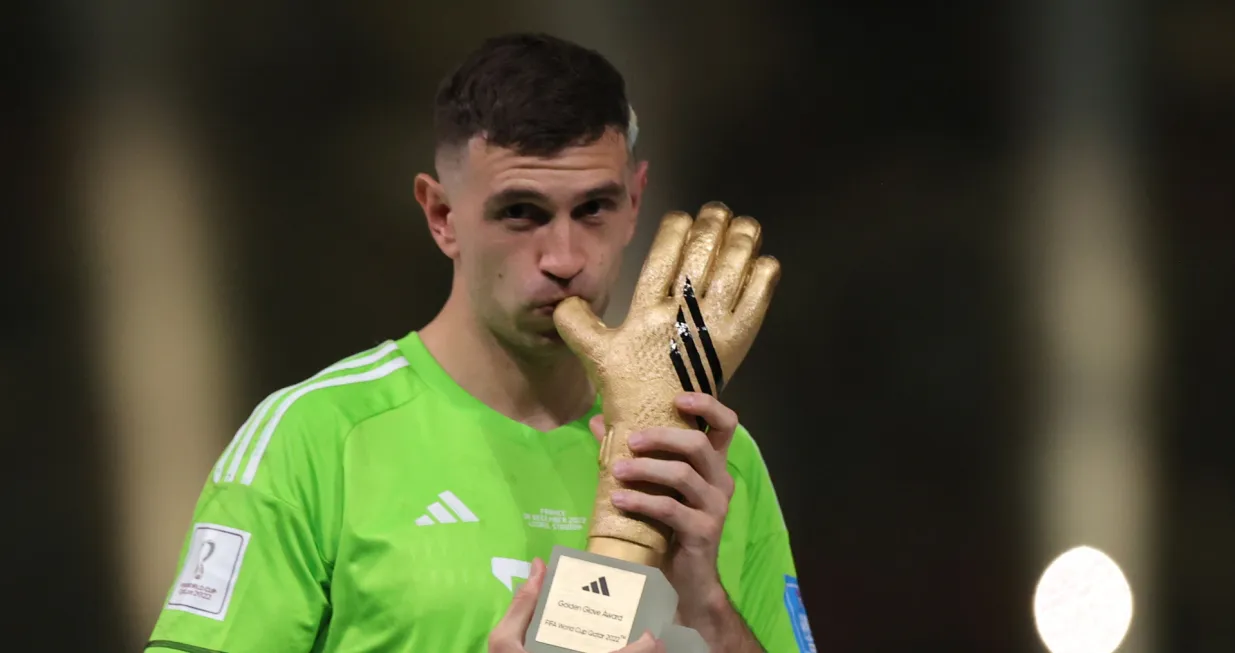 epa10373091 Argentina's goalkeeper Emiliano Martinez poses after receiving the Golden Glove award as best goalkeeper of the tournament after the FIFA World Cup 2022 Final between Argentina and France at Lusail stadium, Lusail, Qatar, 18 December 2022. EPA/Friedemann Vogel