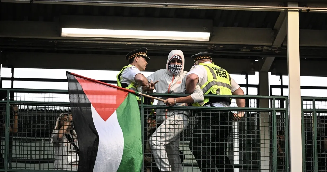 Dok se u američkom Chicagu nastavlja kongres Demokratske stranke, hiljade demonstranata marširalo je do područja gdje se održava ovaj događaj tražeći hitan prekid vatre u Gazi i prekid američke podrške u oružju Izraelu/Anadolija