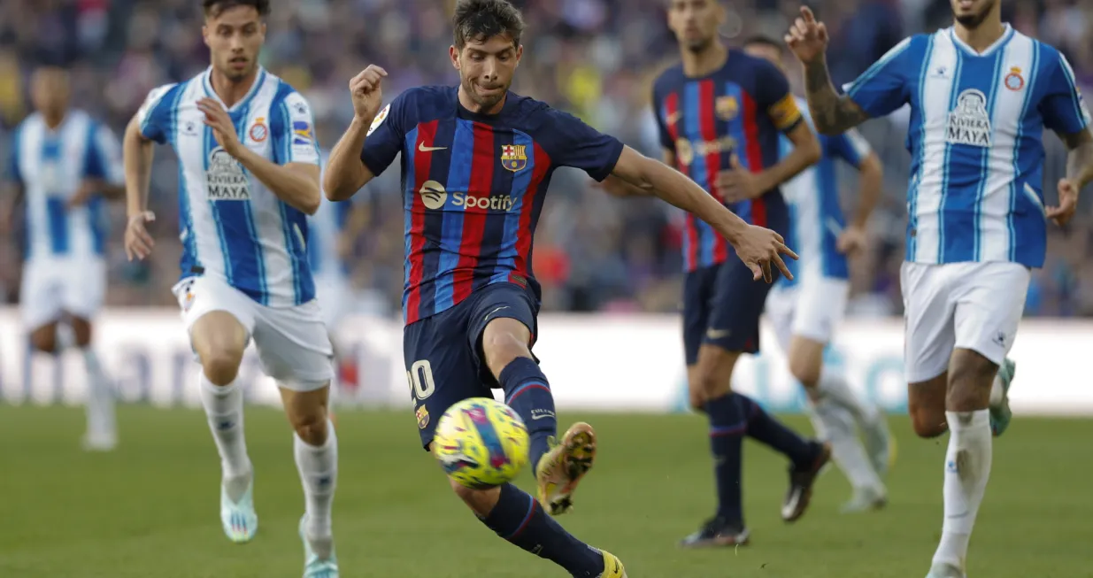 epa10383856 FC Barcelona's defender Sergi Roberto (C) controls the ball against RCD Espanyol during their LaLiga game at Spotify Camp Nou Stadium, in Barcelona, northeastern Spain, 31 December 2022. EPA/Andreu Dalmau