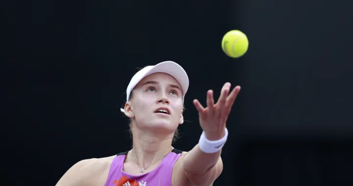 epa10251689 Russia's Elena Rybakina in action against Czech Republic's Karolina Pliskova during a match of the Guadalajara Open Akron WTA 1000 tournament, held at the Pan American Tennis Center, in Guadalajara, Mexico 18 October 2022. EPA/Francisco Guasco