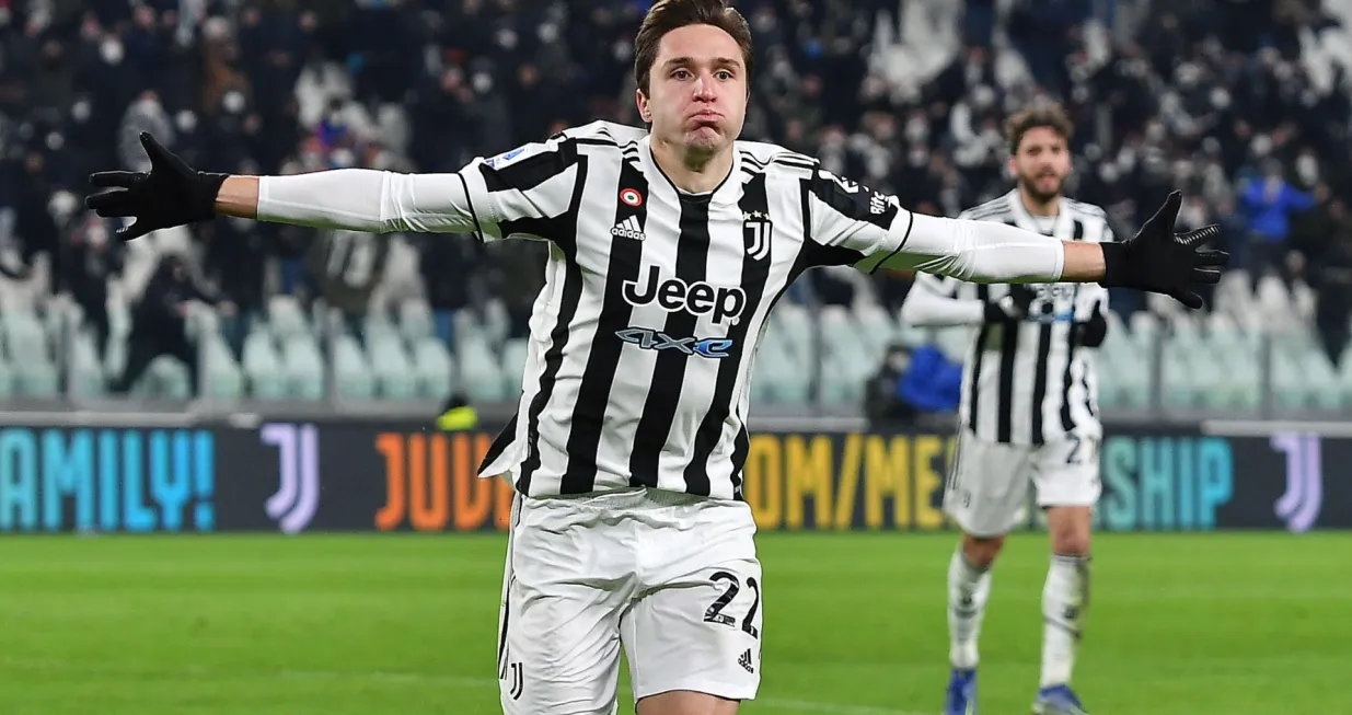 epa09670765 Juventus' Federico Chiesa jubilates after scoring the equalizer during the Italian Serie A soccer match Juventus FC vs SSC Napoli at the Allianz Stadium in Turin, Italy, 06 January 2022. EPA/ALESSANDRO DI MARCO