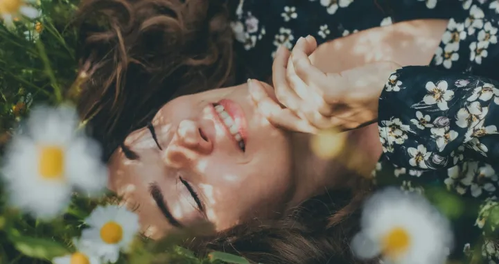 djevojka, žena, osmijeh, cvijet, cvijeće, livada/Unsplash