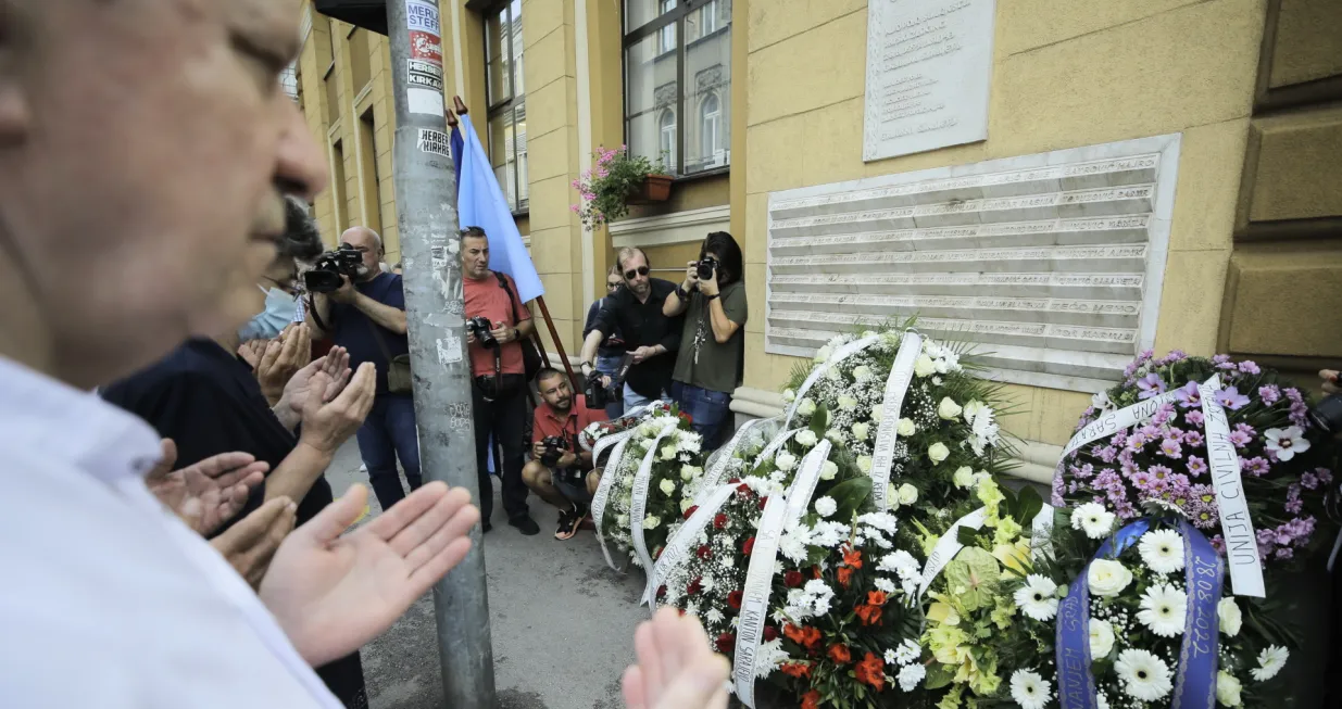 Sarajevo, BiH - 28.august 2022.: Brojni građani i zvaničnici Sarajeva i Bosne i Hercegovine, rodbina i prijatelji, polaganjem cvijeća, minutom utnje i učenjem Fatihe prisjetili su se Sarajlija koji su ubijeni na dananji dan 1995. godine, u ulici Mula Mustafe Baeskije do broja 64, kod ulaza u Gradsku trnicu.Okupili su se i prisjetili drugog masakra na pijaci Markale, u kojem je ubijeno 43 Sarajlija, dok ih je 84 lake i tee ranjeno. (Samir Jordamovic - Anadolu Agency)/Samir Jordamovic