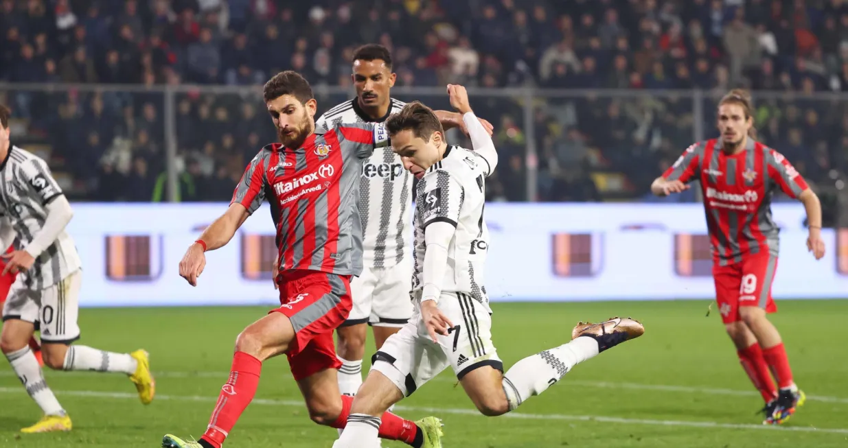 epa10389411 Juventus's Federico Chiesa (C) in action during the Italian Serie A soccer match US Cremonese vs Juventus FC at Giovanni Zini stadium in Cremona, Italy, 04 January 2023. EPA/SIMONE VENEZIA