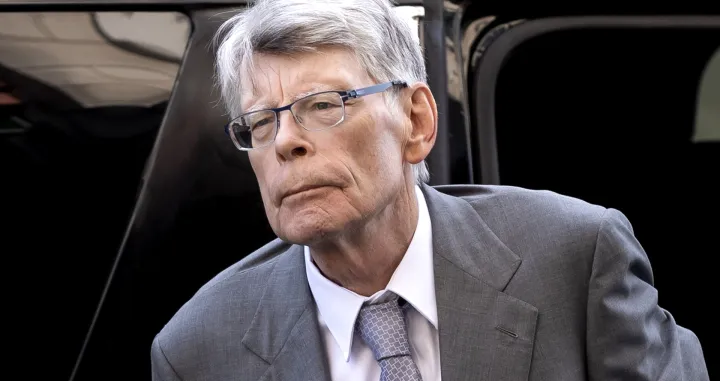 epa10102814 US author Stephen King arrives to testify at the E. Barrett Prettyman Federal Courthouse in Washington, DC, USA, 02 August 2022. Renowned horror author King will testify against his own publisher, Simon & Schuster, on behalf of the government during a trial in which the US Department of Justice is trying to convince a federal judge to prevent the proposed merger of Penguin Random House and Simon & Schuster. EPA/MICHAEL REYNOLDS/Michael Reynolds