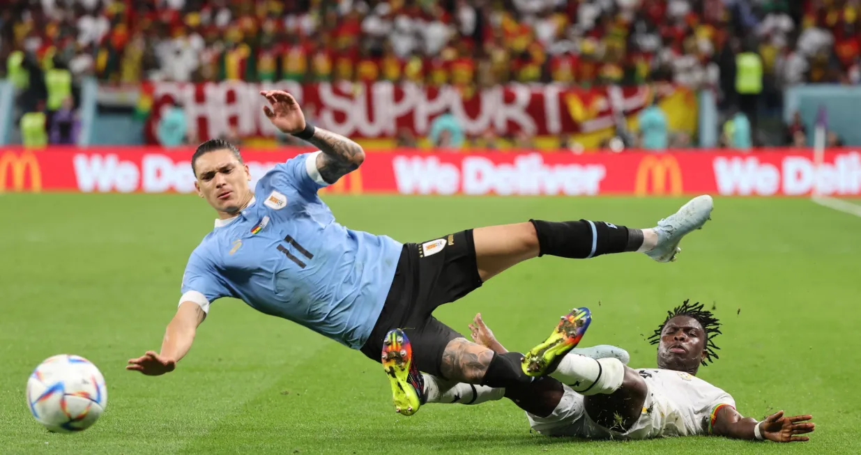 epa10344540 Alidu Seidu (R) of Ghana in action against Darwin Nunez of Uruguay during the FIFA World Cup 2022 group H soccer match between Ghana and Uruguay at Al Janoub Stadium in Al Wakrah, Qatar, 02 December 2022. EPA/Mohamed Messara