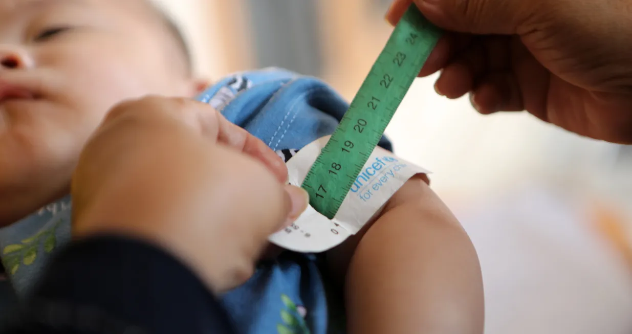 epa10349035 Public Health Center staff measure a child's arm before conducting a polio vaccination using a bivalent oral polio vaccine (BOPV) for children at a local school in Banda Aceh, Indonesia, 05 December 2022. The local government of Aceh launched a polio vaccination campaign following the discovery of polio cases in Aceh in 2022. EPA/HOTLI SIMANJUNTAK/Hotli Simanjuntak