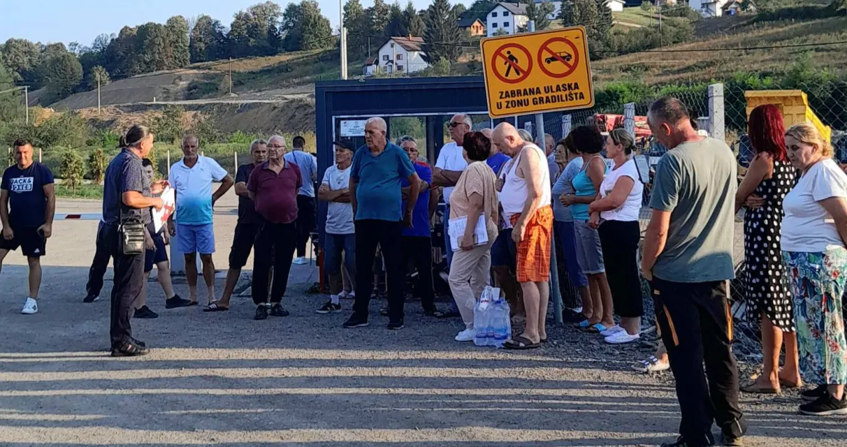 Marinko Kelavić se obraća okupljenim mještanima na protestu/Mz Radojčići