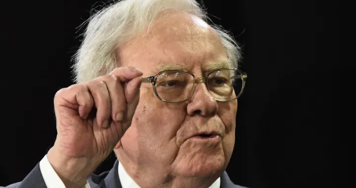 epa08398520 (FILE) - Berkshire Hathaway CEO Warren Buffett answers questions for a crowd inside his new North Texas store for a cancer benefit in The Colony, Texas, USA, 08 April 2015 (reissued 03 May 2020). Berkshire Hathaway Chairman Warren Buffet on 02 May said his conglomerate Berkshire Hathaway had sold the entire stakes in the four biggest US airlines. EPA/LARRY W. SMITH *** Local Caption *** 51879026/Larry W. Smith