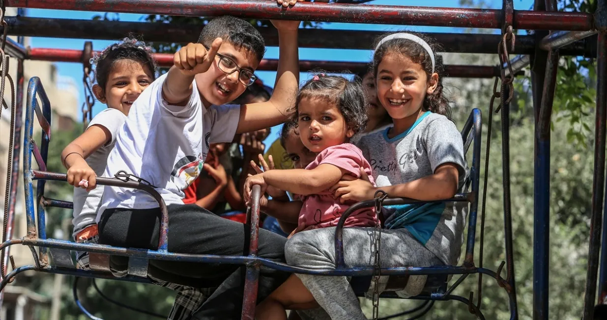 U Pojasu Gaze Palestinci i ovaj bajram provode pod izraelskim napadima i u jako lošim uslovima.Zbog nedostatka hrane i osnovnih potrepština za život najviše pate djeca. Kako bi ih barem malo i na kratko obradovali u gradu Khan Younisu na jugu Pojasa Gaze postavljen je mobilni zabavni park./Anadolija