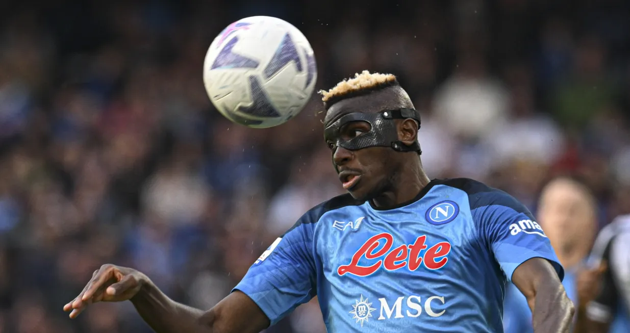 epa10301770 Napoli's Victor Osimhen in action during the Italian Serie A soccer match between SSC Napoli and Udinese Calcio in Naples, Italy, 12 November 2022. EPA/CIRO FUSCO