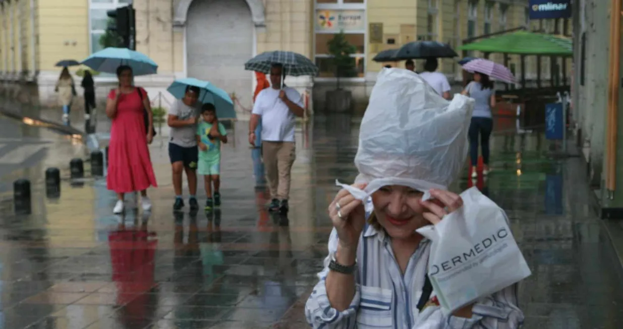 Kiša u Sarajevu, Sarajevo, ljetni pljusak, osvježenje, kišobrani/Damir Deljo/