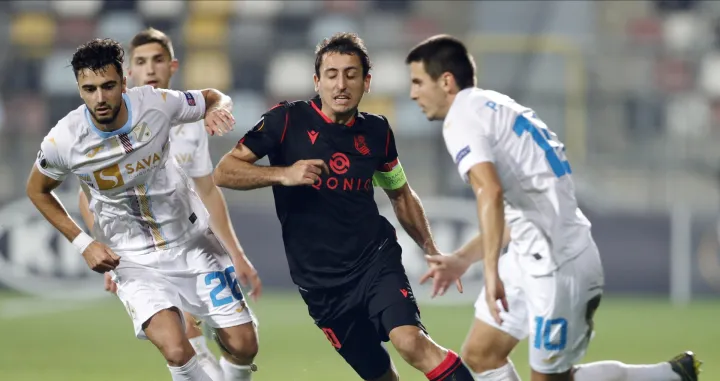 epa08765772 Real Sociedad's Mikel Oyarzabal (C) in action against Rijeka's Joao Escoval (L) and Domagoj Pavicic (R) during the UEFA Europa League group F soccer match between HNK Rijeka and Real Sociedad in Rijeka, Croatia, 22 October 2020. EPA/ANTONIO BAT