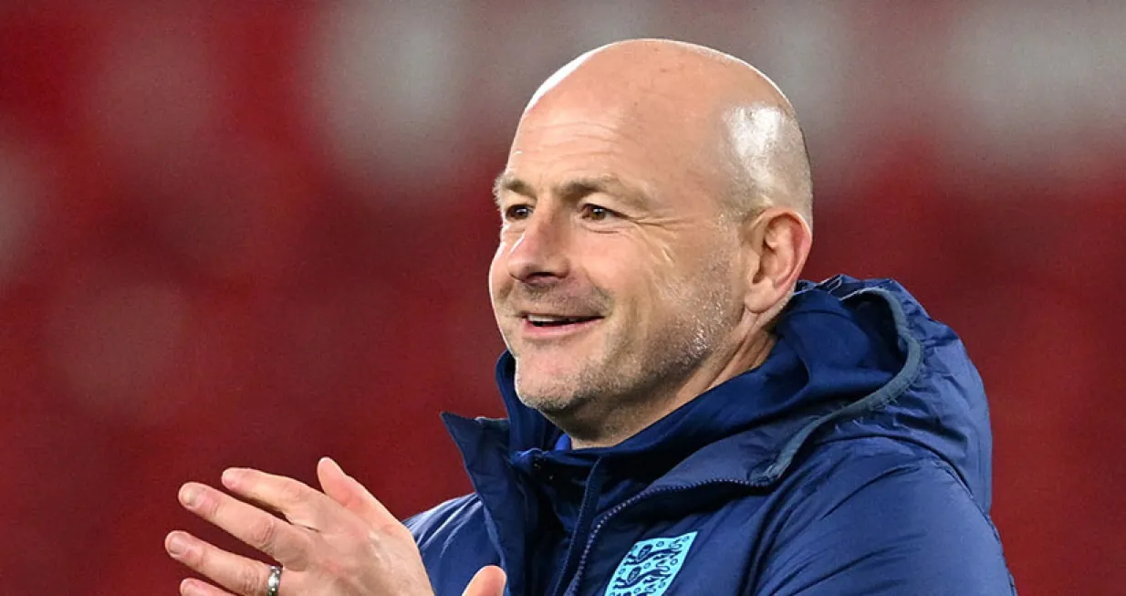 NOTTINGHAM, ENGLAND - OCTOBER 12Lee Carsley, Manager of England applauds the fans after the UEFA U21 EURO Qualifier match between England and Serbia at City Ground on October 12, 2023 in Nottingham, England. (Photo by Michael Regan/Getty Images)