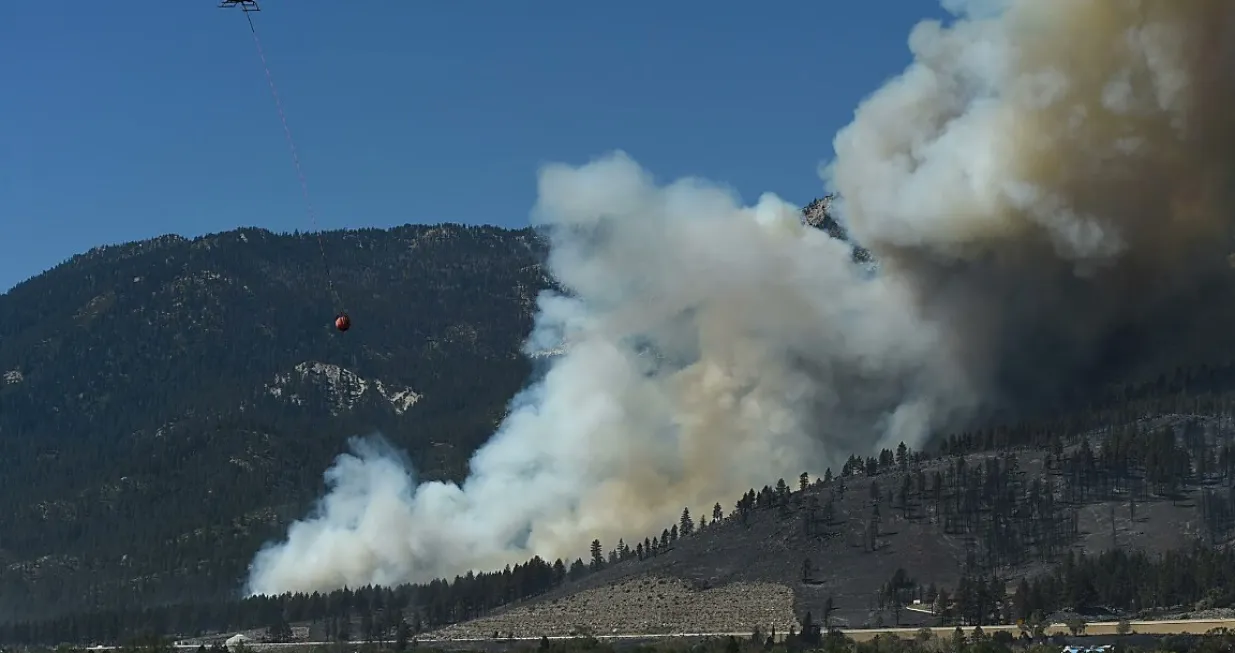 Vatrogasci se bore sa vatrom/X.com/