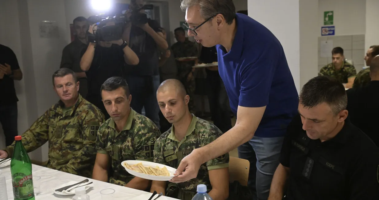 04, September, 2024, Loznica - The President of the Republic and the Commander-in-Chief of the Serbian Armed Forces, Aleksandar Vucic, met with members of the Serbian Armed Forces, participants of the tactical exercise at Gucevo, from the barracks "Lieutenant Momcilo Gavric" in Loznica. Photo: Ministarstvo odbrane i vojske Srbije/ATAImages04, septembar, 2024, Loznica - Predsednik Republike i vrhovni komandant Vojske Srbije Aleksandar Vucic susreo se kasarni "Podnarednik Momcilo Gavric" u Loznici, sa pripadnicima Vojske Srbije, ucesnicima takticke vezbe na Gucevu. Photo: Ministarstvo odbrane i vojske Srbije/ATAImages Photo: Ministarstvo odbrane i vojske Srbije/ATAImages/PIXSELL/Ministarstvo Odbrane I Vojske Sr