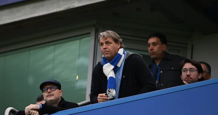 epa10259206 Chelsea owner Todd Boehly (C) attends the English Premier League soccer match between Chelsea FC and Manchester United in London, Britain, 22 October 2022. EPA/DANIEL HAMBURY EDITORIAL USE ONLY. No use with unauthorized audio, video, data, fixture lists, club/league logos or 'live' services. Online in-match use limited to 120 images, no video emulation. No use in betting, games or single club/league/player publications