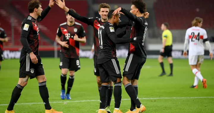 epa08849218 Douglas Costa (C) of Bayern Munich celebrates with teammates after scoring the 3-1 lead during the German Bundesliga soccer match between VfB Stuttgart and Bayern Munich in Stuttgart, Germany, 28 November 2020. EPA/Matthias Hangst/POOL CONDITIONS - ATTENTION: The DFL regulations prohibit any use of photographs as image sequences and/or quasi-video.