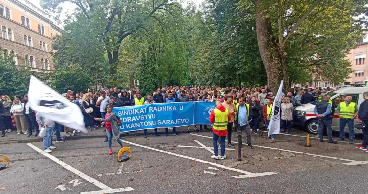 Zdravstveni radnici KS, protest ispred zgrade Vlade KS, medicinari, traže povećanje satnice/Senad Gubelić/