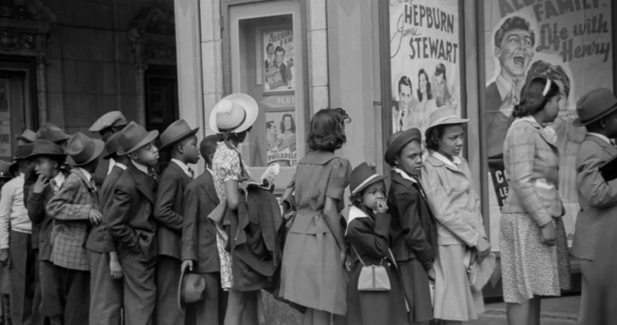 Ljudi vjeruju da vide putnika kroz vrijeme na fotografiji iz 1941. godine/Reddit/bagelshmear2