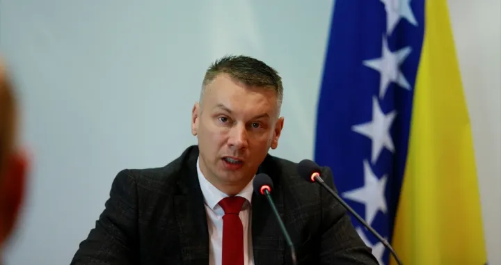 Vlasti Bosna i Hercegovina Kraljevine Švedske potpisale su danas sporazum o provedbi projekta izgradnje viznog kapaciteta, koji će pomoći usklađivanju viznog procesa BiH sa pravnom tečevinom Evropske unije. U tom kontekstu u Sarajevu je danas održan sastanak na visokom nivou delegacija BiH i Švedske. Sastanku u zgradi Parlamentarne skuštine BiH prisustvovali su ministar sigurnosti Nenad Nešić, ministar vanjskih poslova Elmedin Konaković, ambasadorica Švedske u BiH Helena Lagerlof i ambasador za migracije i povratak Ministarstva v poslova Švedske Jorgen Lindstrom./Anadolija