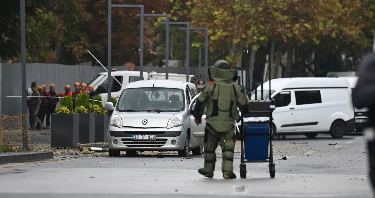 Turski ministar unutrašnjih poslova Ali Yerlikaya izjavio je da su dva terorista, koji si došli manjim vozilom ispred ulaza Generalne direkcije za sigurnost u Ankari izvršili bombaški napad (Osmancan Gürdoğan - Anadolu Agency)/�