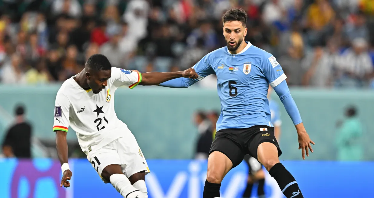 epa10344154 Salis Abdul Samed (L) of Ghana in action against Rodrigo Bentancur (R) of Uruguay during the FIFA World Cup 2022 group H soccer match between Ghana and Uruguay at Al Janoub Stadium in Al Wakrah, Qatar, 02 December 2022. EPA/Noushad Thekkayil