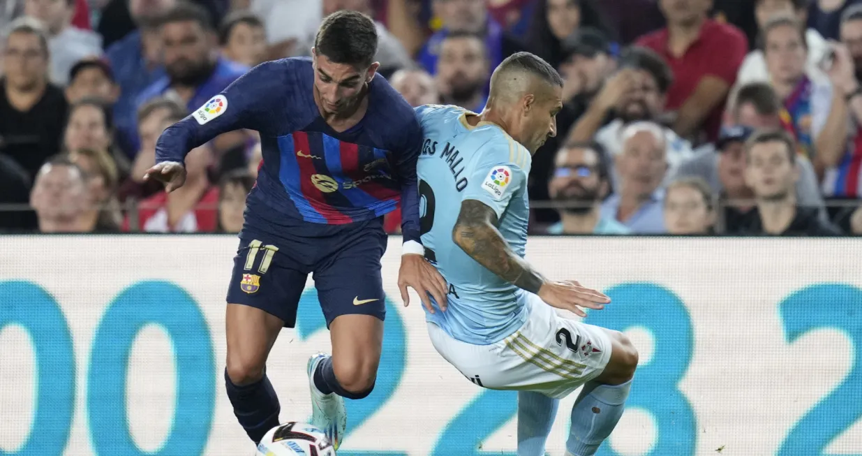 epa10233519 Barcelona's striker Ferran Torres (L) duels for the ball against Celta's defender Hugo Mallo (R) during their Spanish LaLiga soccer match between FC Barcelona and Real Celta de Vigo at Camp Nou stadium in Barcelona, Catalonia, Spain, 09 October 2022. EPA/SIU WU