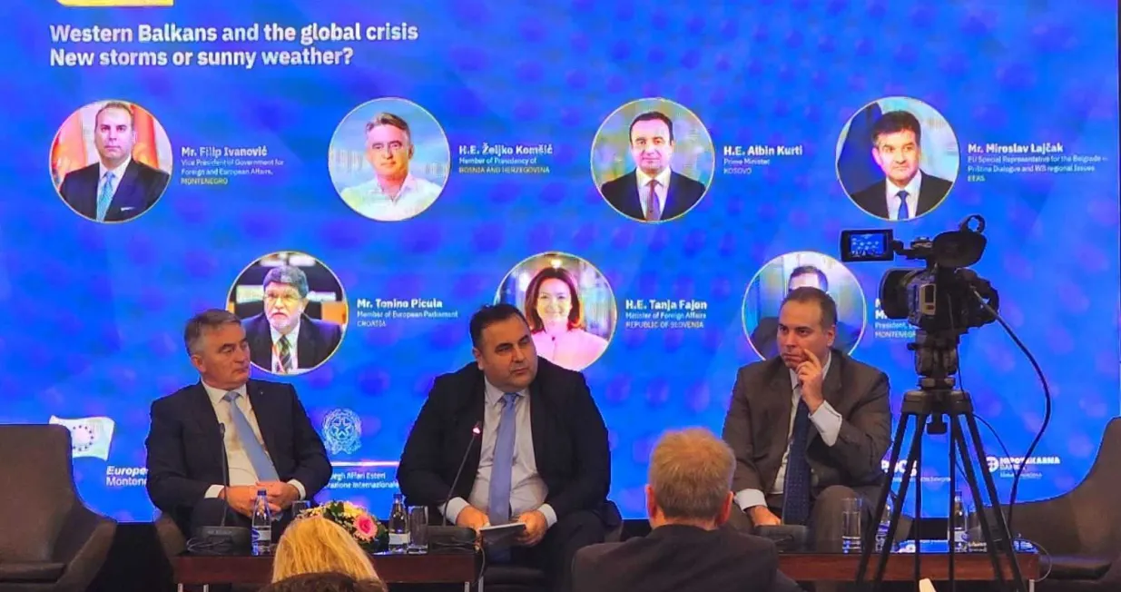 Željko Kom&scaron;ić na forumu u Podgorici/