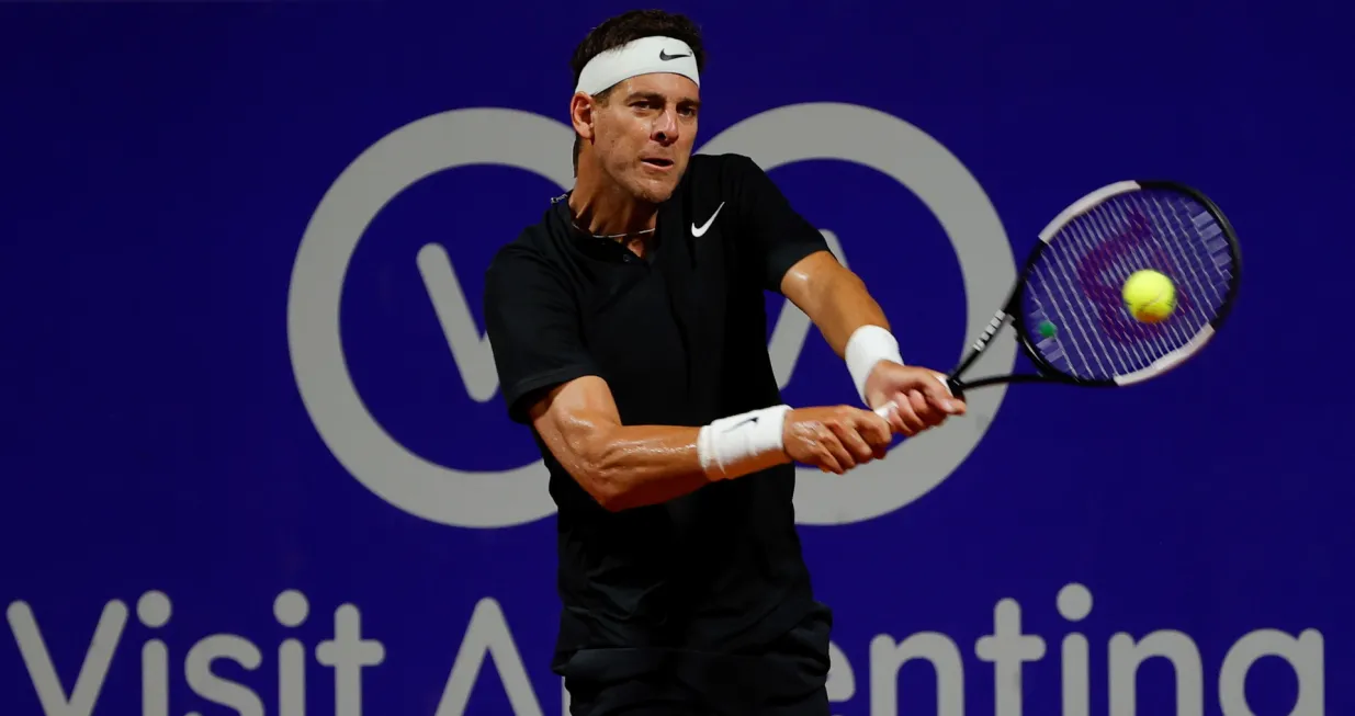 epa09739813 Argentinian Juan Martin del Potro in action against Argentinian Federico Delbonis during the Argentina Open tennis match at the Buenos Aires Lawn Tennis Club in Buenos Aires, Argentina, 08 February 2022. EPA/Juan Ignacio Roncoroni