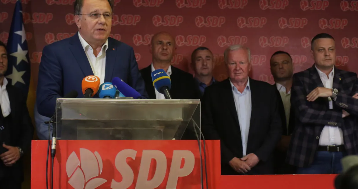 Predsjednik SDP BiH Nermin Nikšić i potpredsjednik SDP BiH Vojin Mijatović i Milorad Klimović iz trebinja/Senad Gubelić