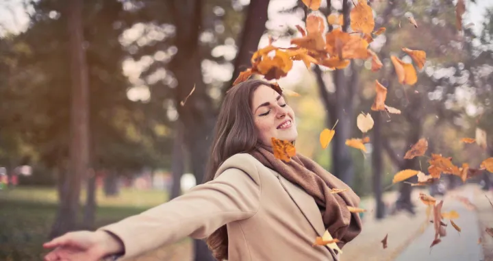 žena, djevojka, jesen, lišće, osmijeh/Pexels