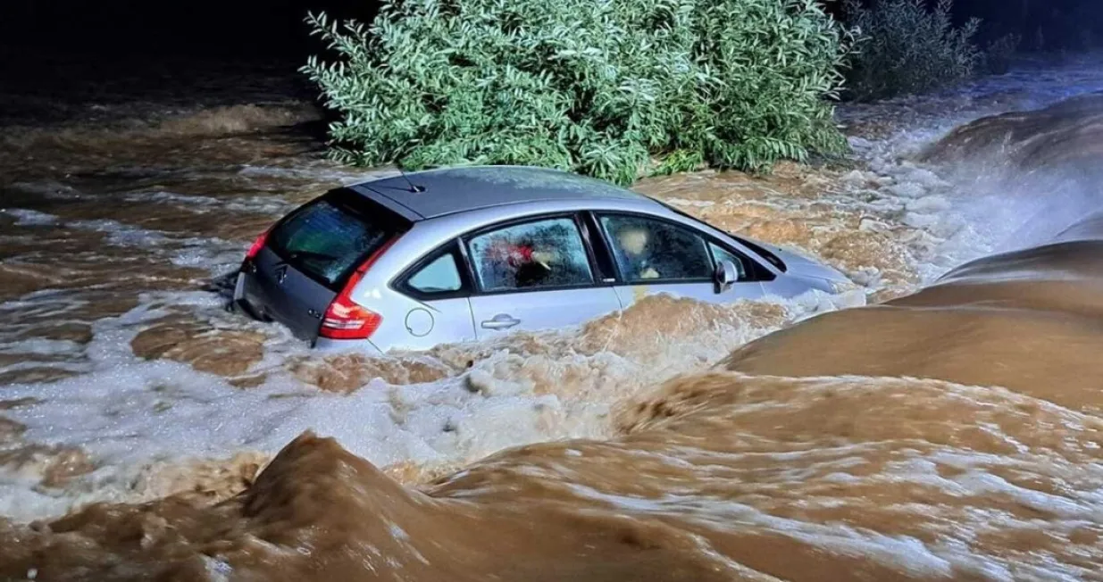 Bujica u Poljskoj, rijeka odnijela auto sa porodicom/ TV Klodzka/