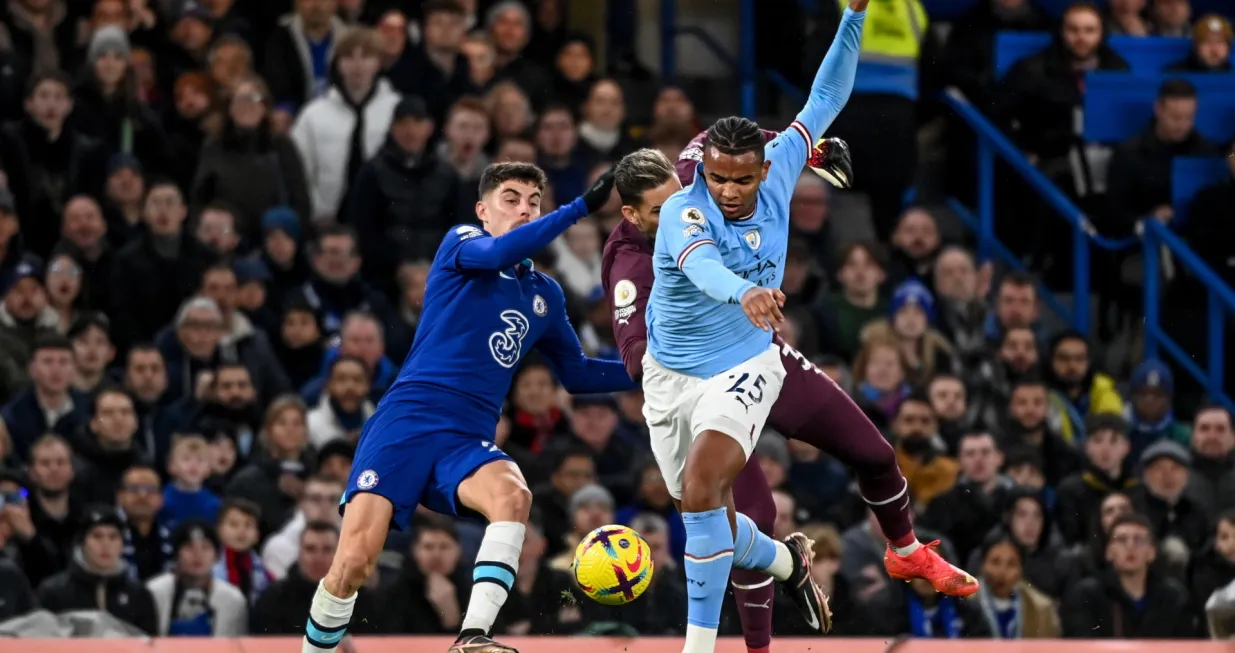 epa10391158 Kai Havertz (L) of Chelsea in action against goalkeeper Ederson (C) and Manuel Akanji (R) of Manchester City during the English Premier League soccer match between Chelsea FC and Manchester City in London, Britain, 05 January 2023. EPA/Andy Rain EDITORIAL USE ONLY. No use with unauthorized audio, video, data, fixture lists, club/league logos or 'live' services. Online in-match use limited to 120 images, no video emulation. No use in betting, games or single club/league/player publications