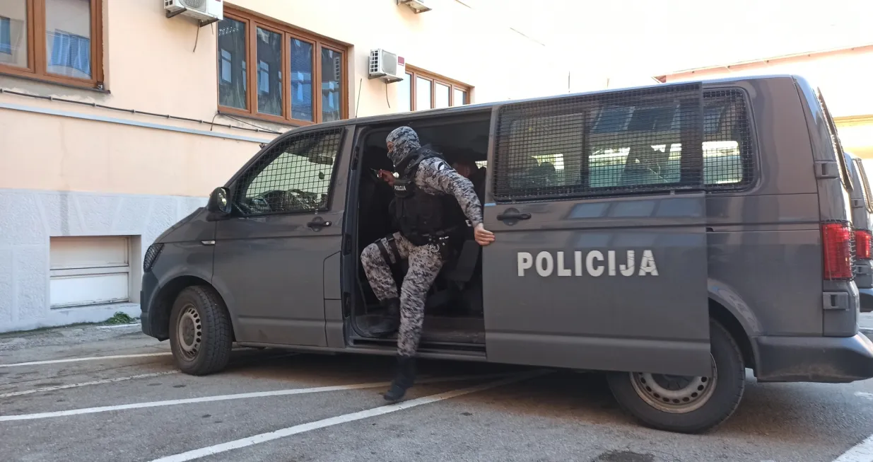 Policijski službenici MUP-a TK priveli dvanaest osoba, POLICIJA, MUP TK, HAPŠENJE/Miren Aljić